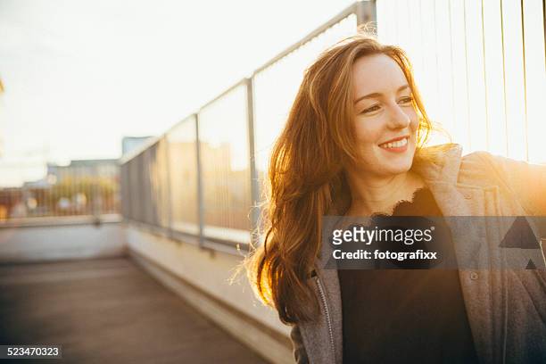 moderno giovane donna ritratto in scena urbana con controluce - smiling controluce foto e immagini stock