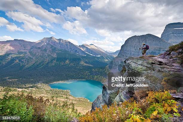 excursionistas mirando hacia abajo en lower grinnell lago - parque nacional glacier fotografías e imágenes de stock