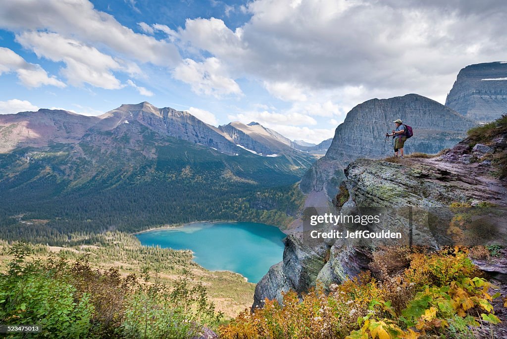 Alpinista olhando para baixo Grinnell Lake