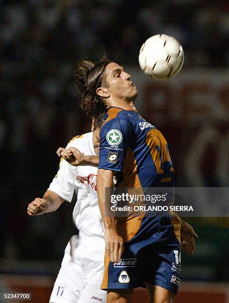 Bruno Marioni, delantero del Pumas de Mexico, controla el balon ante la marca de Fabio Ulloa, defensa del Olimpia, el 09 de marzo de 2005, en...