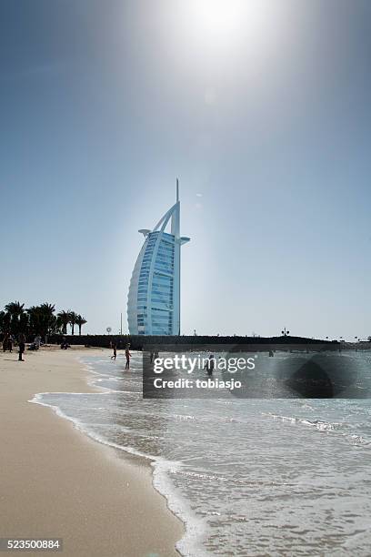 jumeirah strand in dubai - dubai jumeirah beach stock-fotos und bilder