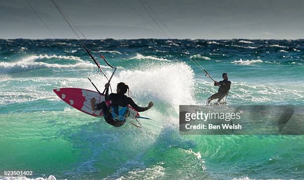 tarifa, costa de la luz, cadiz, andalusia, spain. - kite surf stock-fotos und bilder