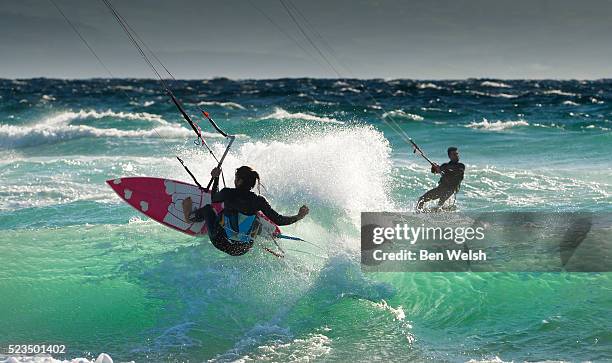 tarifa, costa de la luz, cadiz, andalusia, spain. - kite surfing stock pictures, royalty-free photos & images