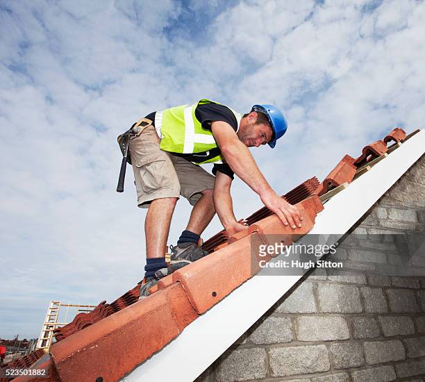 roofer working on construction site - costruttore di tetti foto e immagini stock