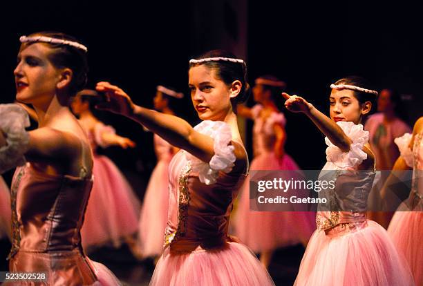 ballet dancers practicing the nutcracker ballet - pyotr ilyich tchaikovsky 個照片及圖片檔