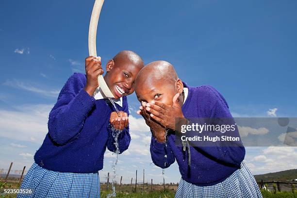 african school girls drinking water - african girl drinking water stockfoto's en -beelden