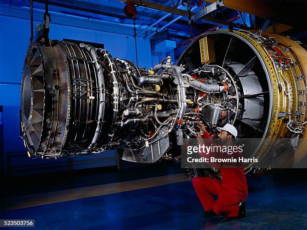 engineer working on turbofan jet engine - motor a reacción fotografías e imágenes de stock