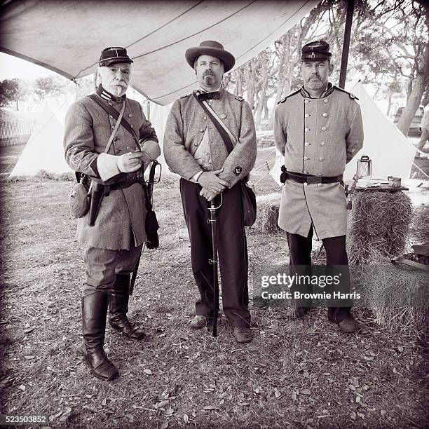 men dressed as confederate soldiers - sezessionskrieg stock-fotos und bilder