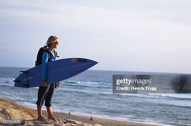 surfer at hossegor beach in france - hossegor stockfoto's en -beelden