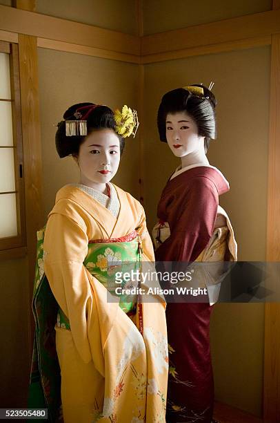 geisha standing in tatami room - geisha ストックフォトと画像