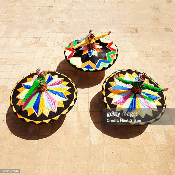 sufi dancers (twirling dervishes) cairo, egypt - soefisme stockfoto's en -beelden