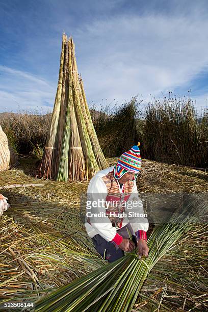 man wearing traditional costume on the uro islands. puno, peru. - hugh sitton india fotografías e imágenes de stock