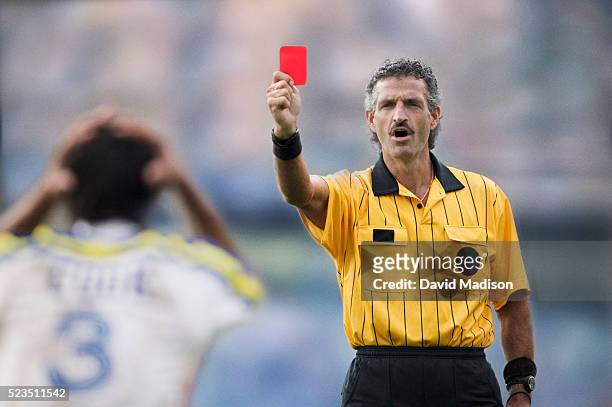 soccer referee handing out a red card - arbitre officiel sportif photos et images de collection