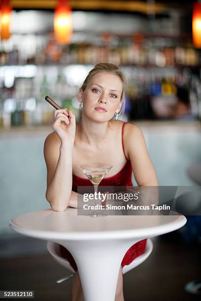 woman at bar - cigar photos et images de collection