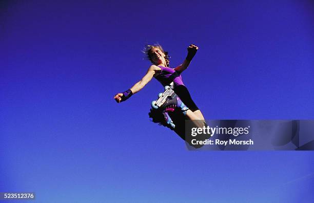 inline skater in the air - skaten stockfoto's en -beelden