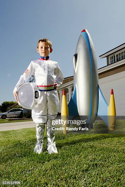 boy with rocket ship - astronaut kid stockfoto's en -beelden