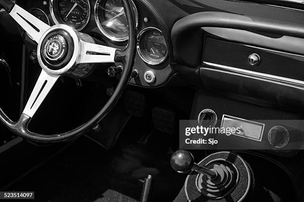 classic alfa romeo 2600 araignée tableau de bord de voiture de sport classique - gear shift classic car photos et images de collection