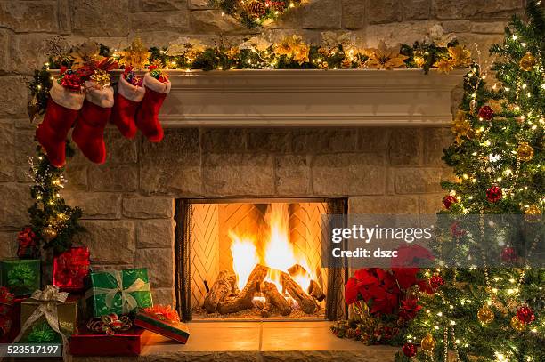 chimenea, árbol de navidad, medias de nailon, chimenea, chimenea, luces, las decoraciones - repisa de chimenea fotografías e imágenes de stock