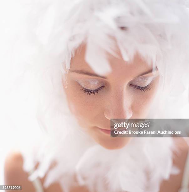 woman wrapped in feather boa - feather boa 個照片及圖片檔