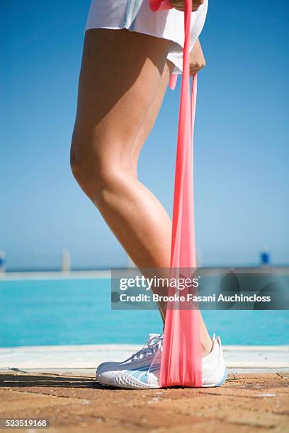resistance and strength training with exercise band - elastiekje stockfoto's en -beelden