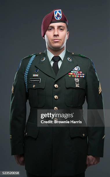 portrait of united states army airborne special forces soldier in military uniform - military uniform fotografías e imágenes de stock