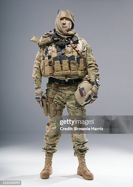 united states army airborne special forces sniper in camouflage field uniform with afghan lungee type headdress - uniforme militare foto e immagini stock