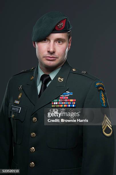 portrait of united states army airborne special forces soldier in military uniform - uniform cap imagens e fotografias de stock