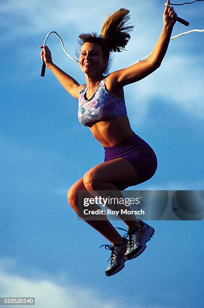 woman jumping rope - white spandex shorts stockfoto's en -beelden