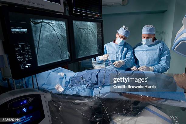 cardiac catheterization - cateterización cardíaca fotografías e imágenes de stock