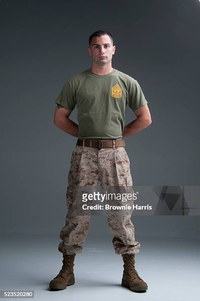 studio portrait of united states marine corps soldier - tropa fotografías e imágenes de stock