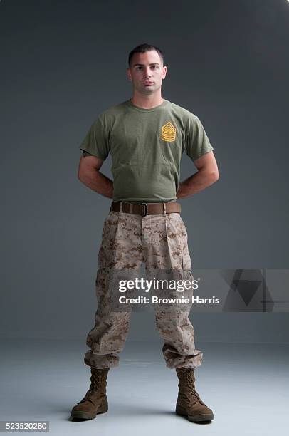 studio portrait of united states marine corps soldier - mani dietro la schiena foto e immagini stock