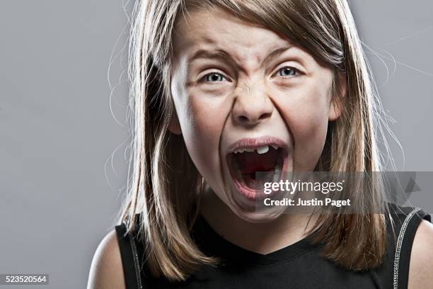 young girl screaming - enfant crier photos et images de collection