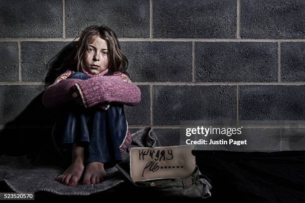 homeless hungry girl - girl bums 個照片及圖片檔
