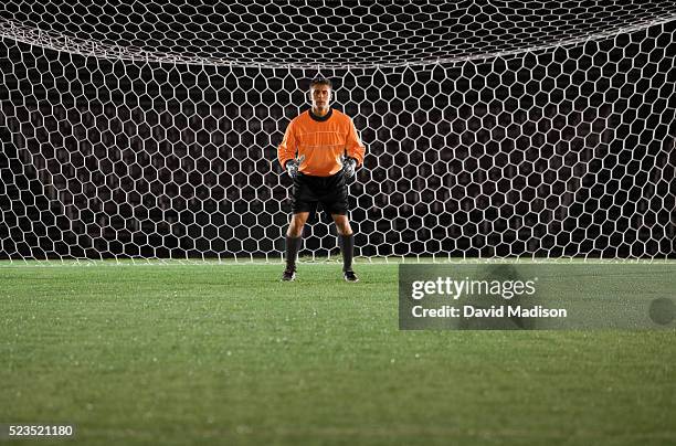 soccer goalie ready to block soccer ball - goal photos et images de collection