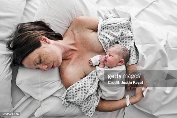 mother and baby (0-1 months) minutes after giving birth - woman giving birth 個照片及圖片檔