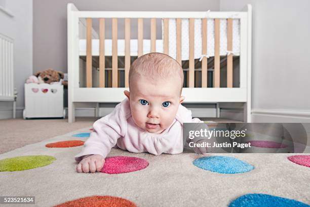 baby girl's (1-6 months) first crawls - tapis décoratif photos et images de collection