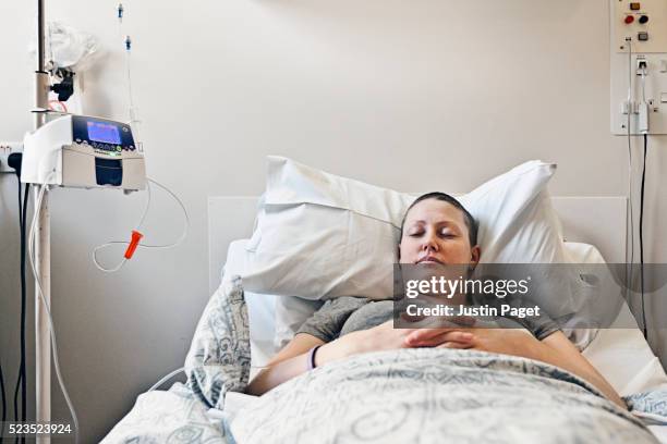 breast cancer patient having chemotherapy treatment - droga de quimoterapia - fotografias e filmes do acervo