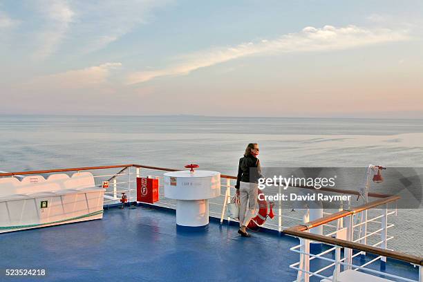 woman on cruise boat looking out to sea - bateau croisiere photos et images de collection