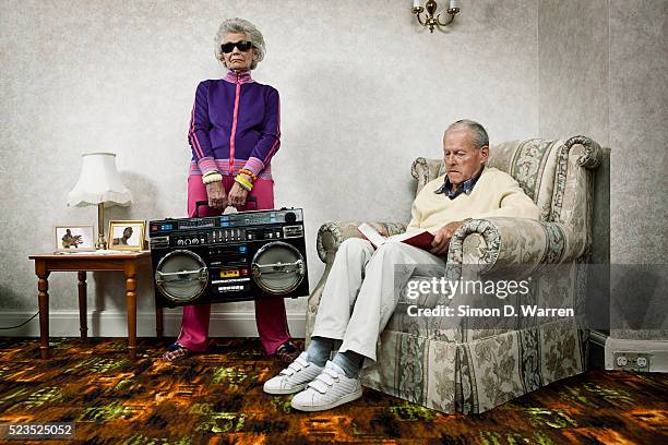 opposites attract - piada imagens e fotografias de stock