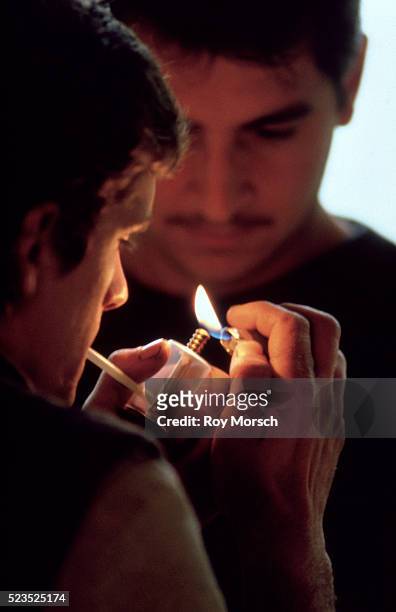 teenagers smoking crack - クラックコカイン ストックフォトと画像