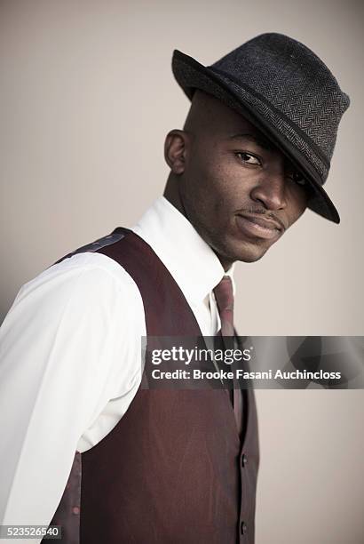portrait of a young adult man wearing a fedora - sombrero fedora fotografías e imágenes de stock