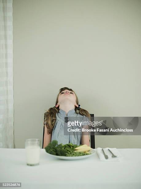 young girl not wanting to eat vegetables - teimoso - fotografias e filmes do acervo