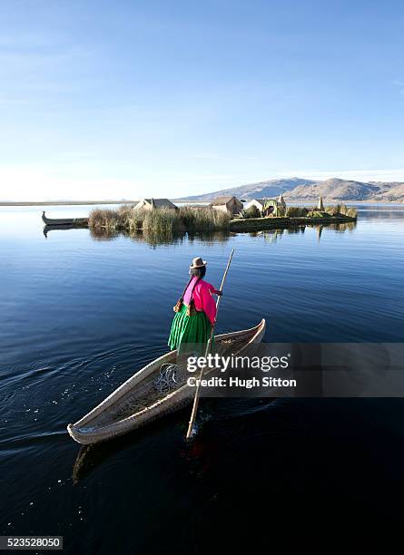 woman wearing traditional costume, using traditionally made reed boat. the uros islands, lake titicaca. puno. peru. - peru américa do sul imagens e fotografias de stock