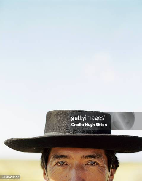 cowboy smiling into camera, cafayete, salta, argentina - hugh sitton - fotografias e filmes do acervo