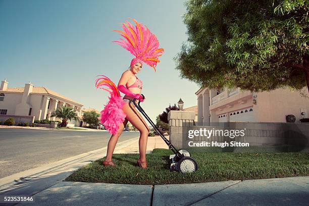 showgirl mowing lawn - hugh sitton - fotografias e filmes do acervo