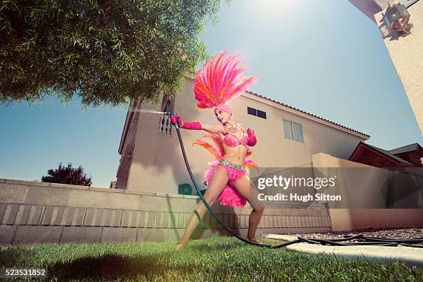 showgirl watering lawn - hugh sitton - fotografias e filmes do acervo