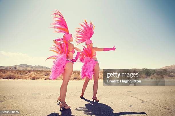 showgirls hitchhiking - hugh sitton - fotografias e filmes do acervo