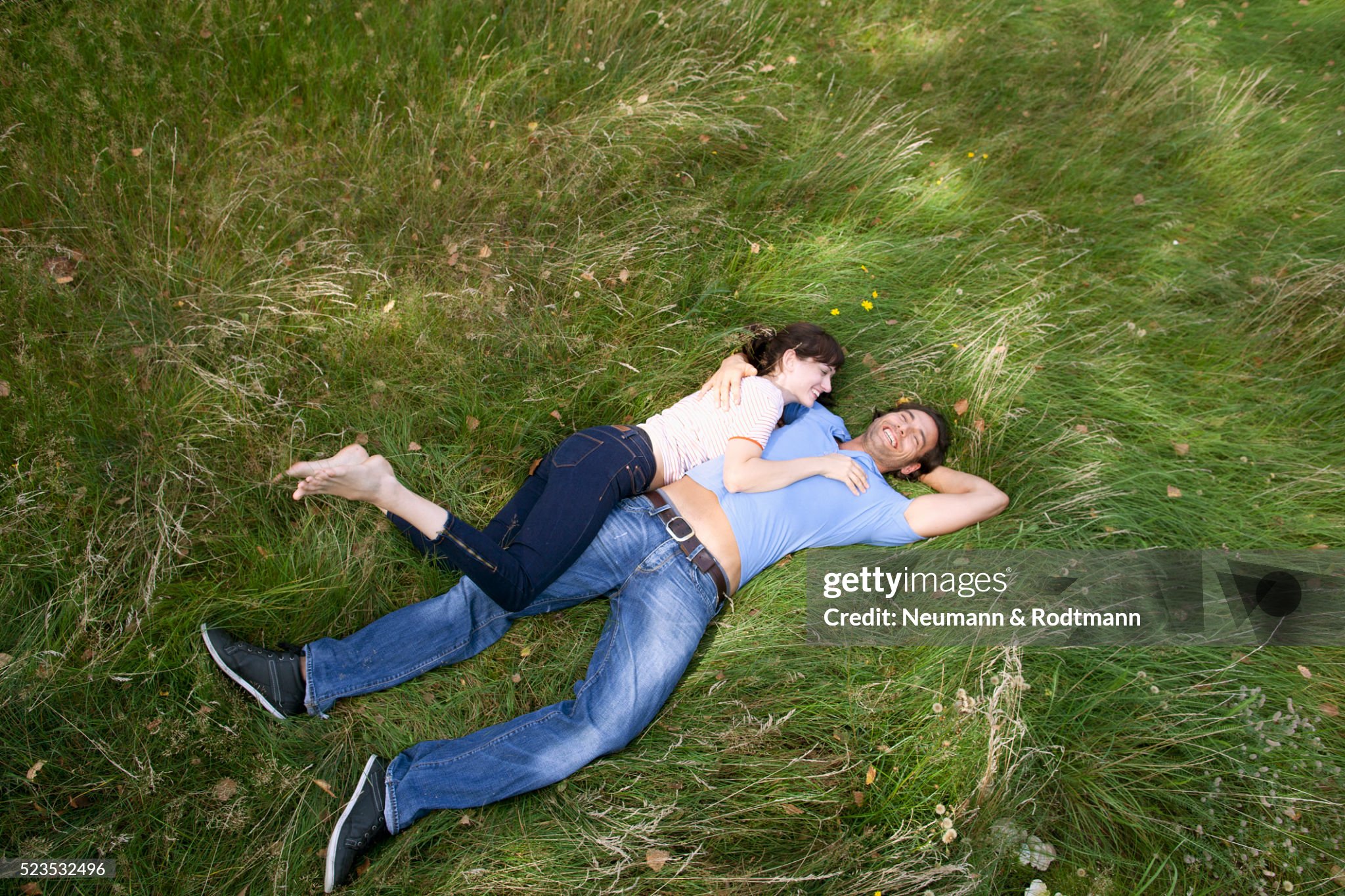 https://media.gettyimages.com/id/523532496/photo/young-couple-relaxing-on-grass.jpg?s=2048x2048&w=gi&k=20&c=6xkaDk1FNpfum8fDoLvI1c4EmF1Ks8N1TXQUyKVkfAQ=