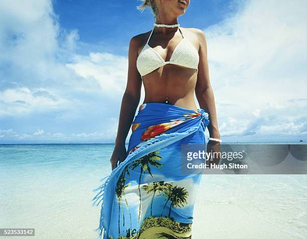 young woman wearing sarong at beach - hugh sitton - fotografias e filmes do acervo