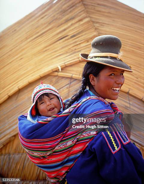 a young female carrying her baby at the body back, peru - hugh sitton - fotografias e filmes do acervo